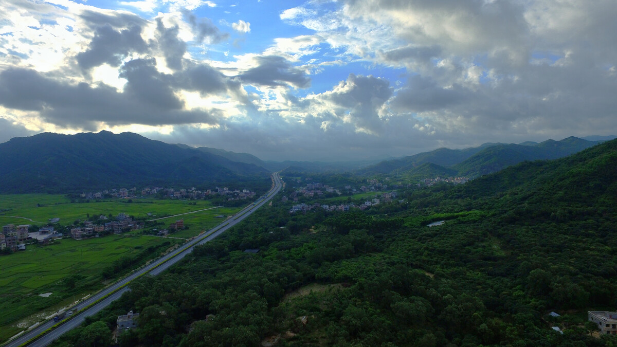 茂名市电白区观珠镇河垌村--长大后家成了旅馆,偶尔会回来看看。