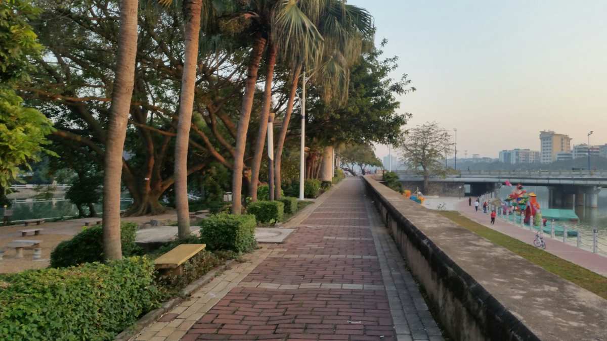 焕然一新的茂名小东江 喷泉与摩天轮交织的现代画卷